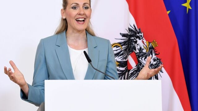 La entonces ministra Christine Aschbacher durante una rueda de prensa en marzo