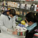 Realización de un test en una farmacia.