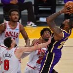 LaVine no pudo ni con LeBron ni con los Lakers.