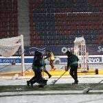 Operarios preparan el terreno de juego antes del partido de Liga en Primera División que Osasuna y Real Madrid disputarán esta noche en el estadio de El Sadar, en Pamplona. EFE/Jesús Diges
