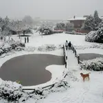 Vista de la nevada que ha caído en la ciudad de Lleida, este sábado a mediodía