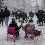 «A los que se sentaron en plena Gran Vía a tomar una cerveza de lata como si estuvieran en Aspen»