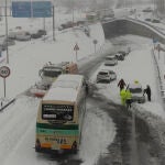 Aspecto de la localidad de Alcorcón tras el paso de la borrasca Filomena, que deja espesores inusuales de nieve en toda la comunidad de Madrid. Vehículos atrapados por la noche durante la nevada esperan que alguien les abra paso para continuar su viaje.