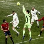 Sergio Herrera despeja de puños ante la amenazante presencia de Benzema y Sergio Ramos en el Osasuna - Real Madrid