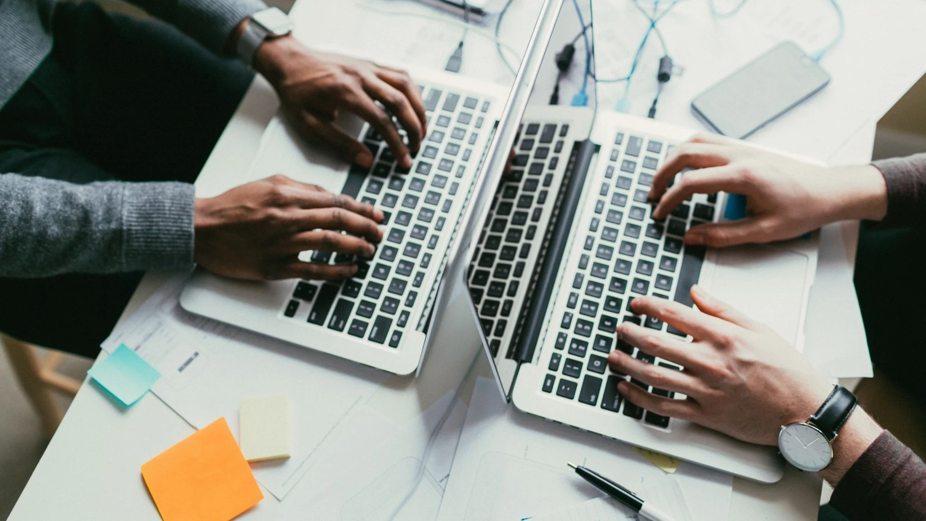 Dos personas trabajan con ordenadores