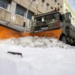 Miembros de la a Unidad Militar de Emergencias (UME) ayudados de una máquina quitanieves en el Paseo de la Castellana en Madrid
