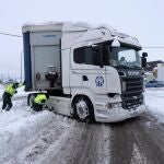 Un camión en dificultades por la nieve