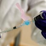 Una enfermera prepara una dosis de la vacuna Pfizer BioNTech. EFE/Toni Albir