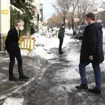 El presidente del Gobierno, Pedro Sánchez y el ministro del Interior, Fernando Grande-Marlaska antes de la reunión del Comité Estatal de Coordinación y Dirección (CECOD) del Sistema Nacional de Protección Civil, en el Ministerio del Interior