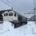 Una locomotora con quitanieves limpia una vía afectada por el temporal "Filomena"