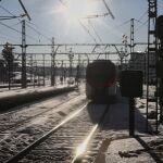 Un tren a su paso en la Estación de Atocha en Madrid (España)