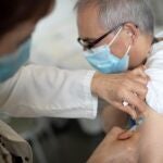 na enfermera del Hospital Sant Pau de Barcelona inyecta la vacuna de Covid-19 a un compañero