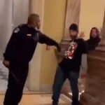 Imagen del vídeo en el que se ve a Eugene Goodman enfrentándose a los asaltantes