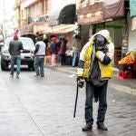 MEX3206. SALTILLO (MÉXICO), 11/01/2021.- Fotografía de un hombre abrigado debido a las bajas temperaturas hoy, en Saltillo (México). El Servicio Meteorológico Nacional de la Comisión Nacional del Agua recomienda a la población atender las indicaciones del Sistema Nacional de Protección Civil, así como evitar la exposición prolongada al ambiente frío, los cambios bruscos de temperatura, vestir con ropa abrigadora y prestar atención especial a niños, personas de la tercera edad y enfermos. EFE/ Miguel Sierra