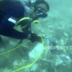 Imagen de un vídeo en el que se ve a los buzos recuperando escombros esparcidos en el fondo del mar en el mar de Java