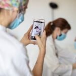 Una enfermera del Hospital Sant Pau de Barcelona inyecta la vacuna de covid-19 a una compañera, este lunes, cuando los equipos de vacunación han inyectado en Cataluña un total de 68.306 dosis de la vacuna de Pfizer-BioNTech a personal sanitario, trabajadores e internos de residencias de mayores y funcionarios de cárceles y centros de justicia juvenil, con lo que desde el pasado 27 de diciembre la cifra de vacunados alcanza el 57% de las 120.000 dosis de las que dispone la Generalitat, que hoy recibirá 60.000 vacunas mas. EFE/Marta Pérez.