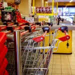 Carros de la compra en un supermercado de Madrid