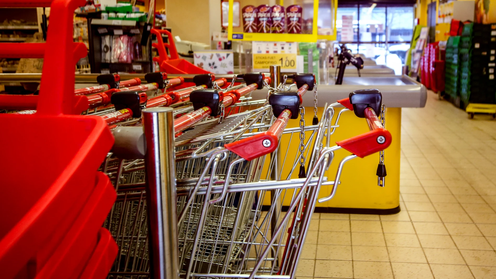 Carros de la compra en un supermercado de Madrid