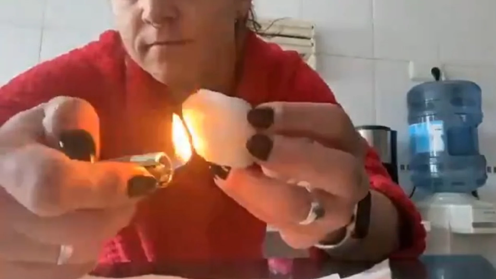 Las redes se han llenado de vídeos de gente intentando quemar bolas de nieve con sus mecheros