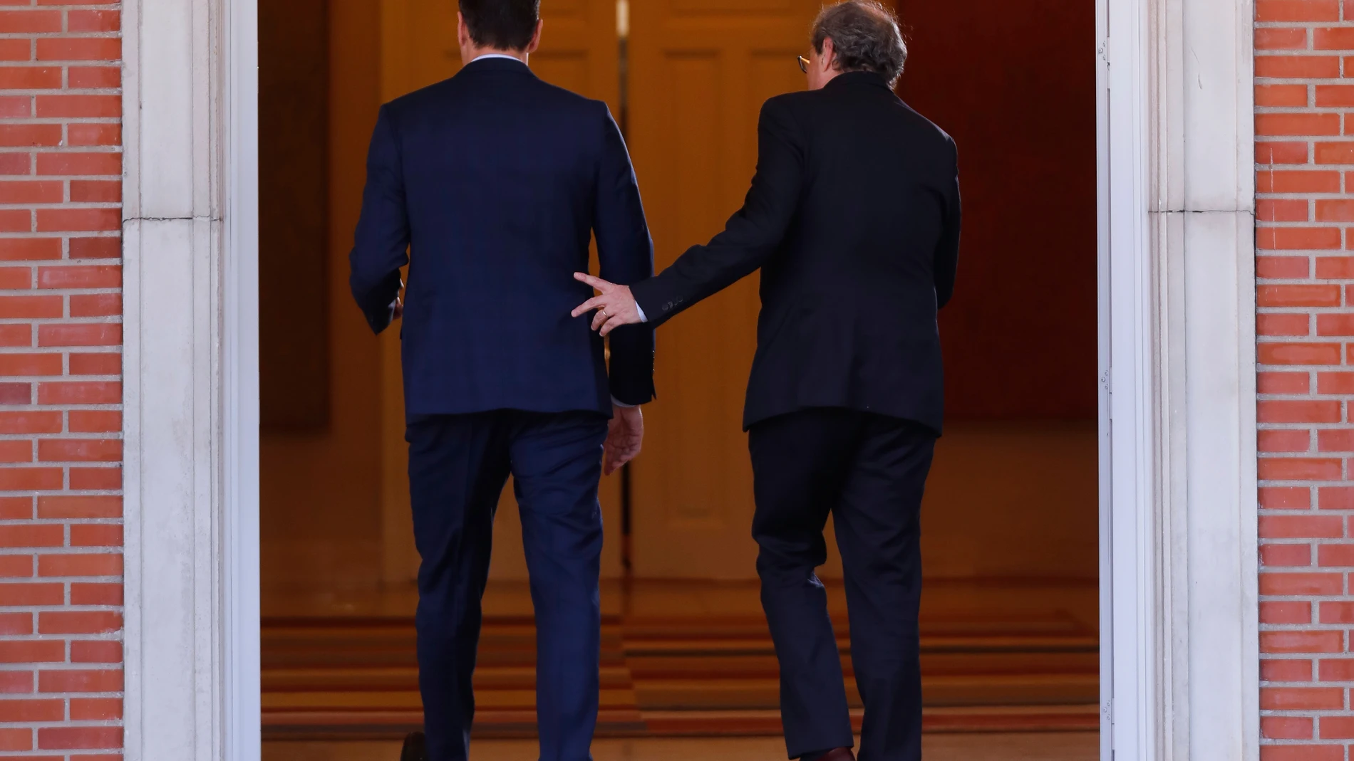 El presidente del Gobierno, Pedro Sánchez, recibe a Quim Torra en Moncloa el pasado mes de febrero