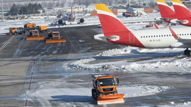 Equipos de Aena trabajan en la limpieza dele Aeropuerto de Barajas
