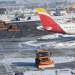 Equipos de Aena trabajan en la limpieza dele Aeropuerto de Barajas