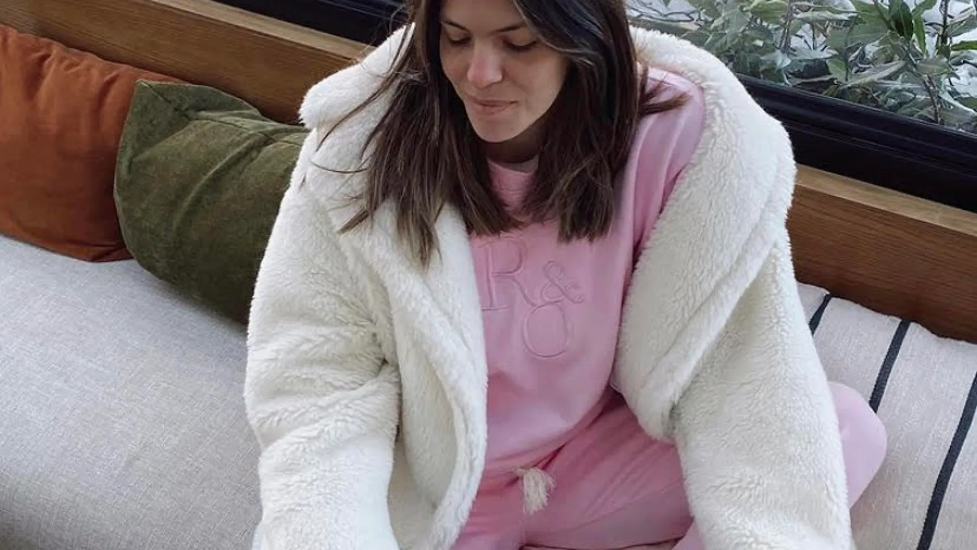 Laura Matamoros y el chándal rosa que va a ser tu compra estrella de rebajas de enero 2021.