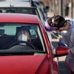 Un sanitario realiza test para detectar la covid-19 a pacientes en sus vehículos