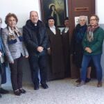 Tomás Muñoz, párroco de San Andrés de Ciudad Rodrigo, con un grupo de fieles