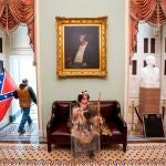 Fotografía de archivo del 6 de enero donde aparece Aaron Mostofsky, vistiendo pieles, un chaleco antibalas de la Policía y portando un escudo de los antidisturbios durante su participación en el asalto al Capitolio en Washington.