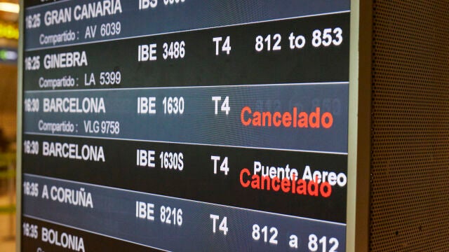 Panel indicativo de varios vuelos cancelados