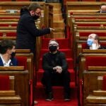 El lider del PSC, Miquel Iceta (d), conversa con los diputados de ERC, Sergi Sabrià (i) y Josep Maria Jové (2d), y el de la CUP, Vidal Aragonés (2i), durante la sesión de la Diputación Permanente del Parlament.