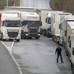La federación precisó que son decenas de miles de transportistas los que estos días permanecen bloqueados en suelo británico