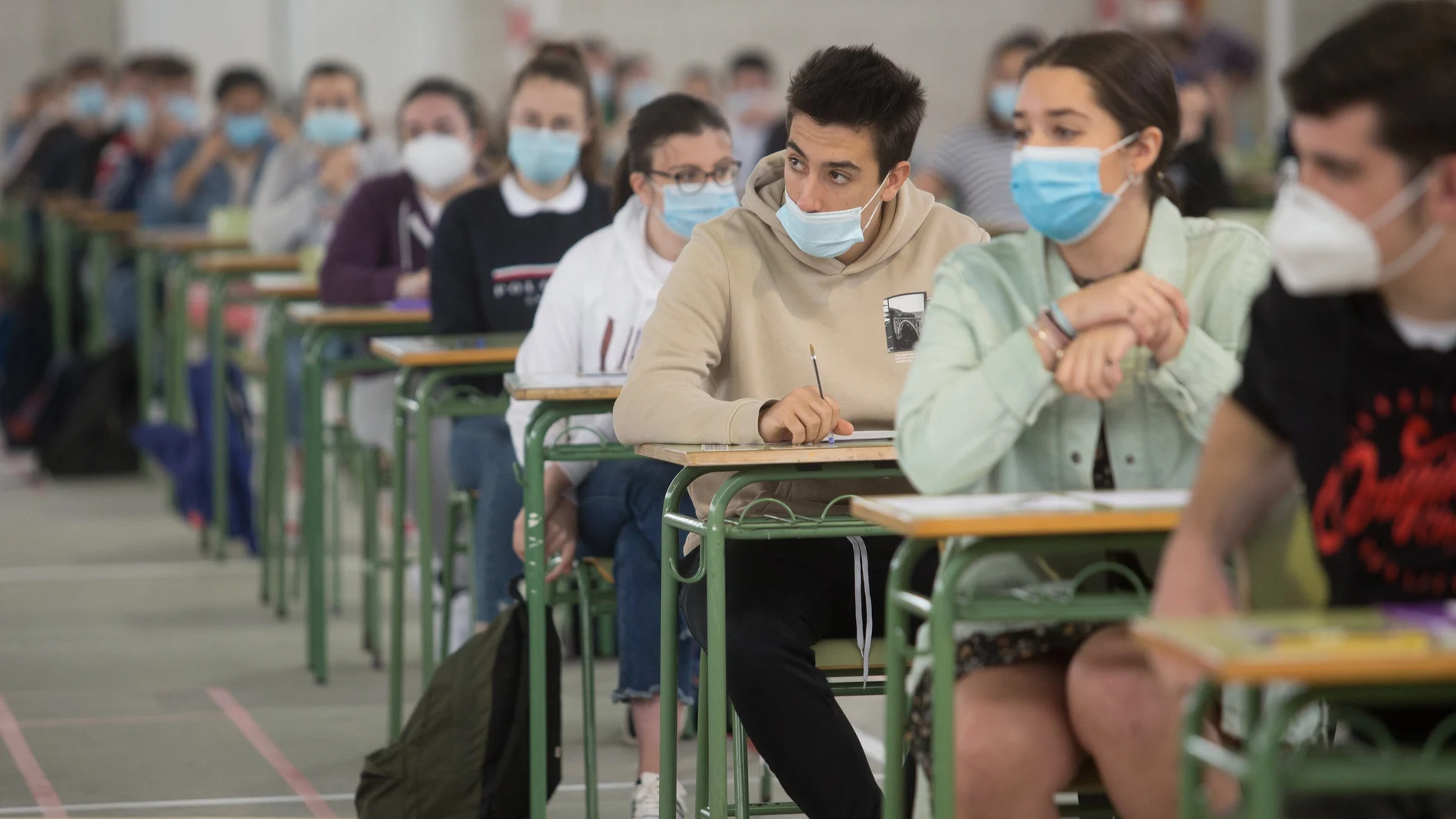 Estudiantes de bachillerato realizan en el IES Vilar Ponte los exámenes Selectividad o Pruebas de Acceso a la Universidad ñPAU o ABAU- en Viveiro, Lugo, Galicia (España), a 7 de julio de 2020. Las pruebas de selectividad se han mantenido en A Mariña (Lugo) pese al cierre que afecta desde el pasado día 5 de julio y hasta el día 10 a los 14 ayuntamientos de su distrito sanitario. El IES Vilar Ponte acoge las pruebas para cerca de 300 jóvenes y las medidas decretadas para la zona han llevado a ajustar el número de alumnos por aula, para acomodarse a la nueva distancia interpersonal.07 JULIO 2020;EVAU;PAU;SELECTIVIDAD;BACHILLERATO;UNIVERSIDAD;A MARIÑA;LUGOCarlos Castro / Europa Press07/07/2020