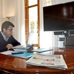 El presidente de la Diputación de Alicante, Carlos Mazón, durante la celebración del pleno telemático