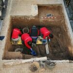 Varios arqueólogos trabajan en la exhumación de víctimas de la Guerra Civil y el franquismo en el cementerio Municipal de Gandía