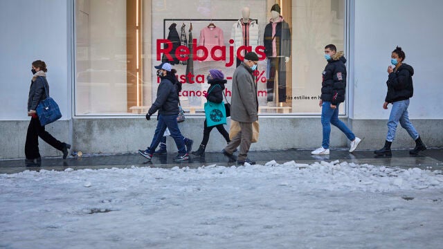 Desperfectos ocasionados por el temporal Filomena en la capital. Establecimientos de rebajas en la zona centro de Madrid que se están viendo afectados por las limitaciones ocasionadas por la nevada