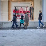 Desperfectos ocasionados por el temporal Filomena en la capital. Establecimientos de rebajas en la zona centro de Madrid que se están viendo afectados por las limitaciones ocasionadas por la nevada