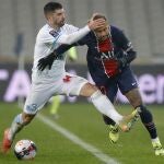 Álvaro González agarra de la cabeza a Neymar durante el PSG-Marsella de Supercopa.