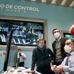 El líder del PP, Pablo Casado visita con el alcalde de Madrid, Martínez Almeida la central de control de la EMT