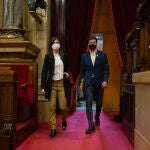 La secretaria general adjunta y portavoz de ERC, Marta Vilalta; y el presidente de ERC en el Parlament, Sergi Sabrià, a su llegada a una sesión celebrada en la Diputación Permanente del Parlament