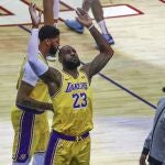 LeBron James y su ritual antes del comienzo de los partidos. Después, los Lakers tumbaron a los Rockets (117-110)