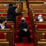 El lider del PSC, Miquel Iceta (d), conversa con los diputados de ERC, Sergi Sabrià (i) y Josep Maria Jové (2d), y el de la CUP, Vidal Aragonés (2i), durante la sesión de la Diputación Permanente del Parlament