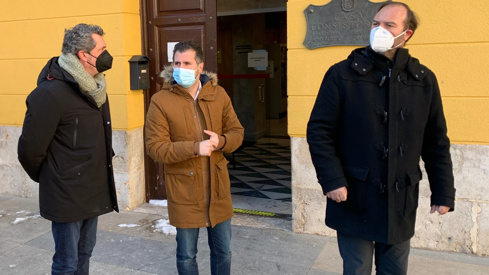 El secretario general del PSOE de Castilla y León, Luis Tudanca, mantiene una reunión con el alcalde de Tudela de Duero (Valladolid), Javier Gómez, para evaluar las medidas adoptadas ante la pandemia, acompañado por el el secretario general del PSOE de Valladolid, Manuel Escarda