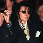 Allegra Gucci (izquierda) y Alessandra Gucci (derecha) junto a su madre Patrizia Reggiani Martinelli (centro) en el funeral de Maurizio Gucci en Milán en 1995.