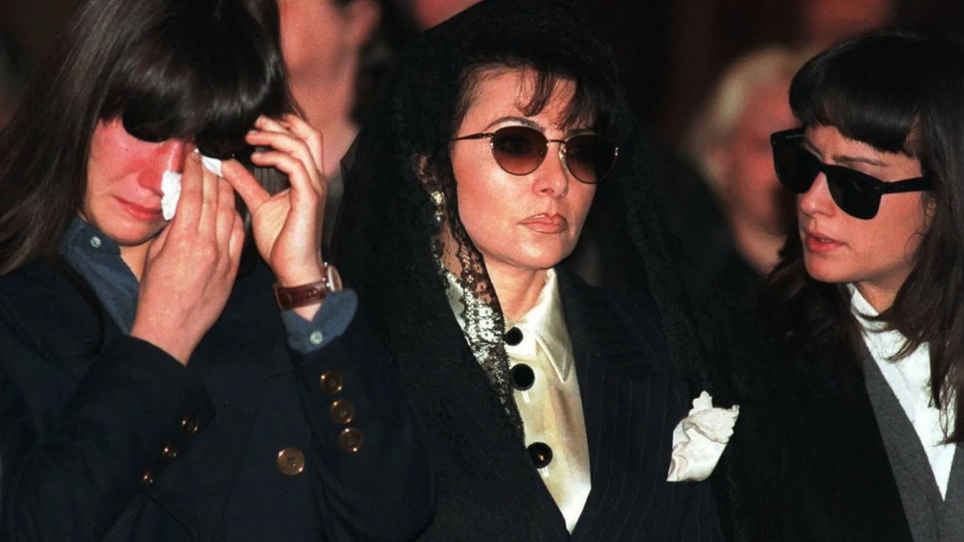 Allegra Gucci (izquierda) y Alessandra Gucci (derecha) junto a su madre Patrizia Reggiani Martinelli (centro) en el funeral de Maurizio Gucci en Milán en 1995.