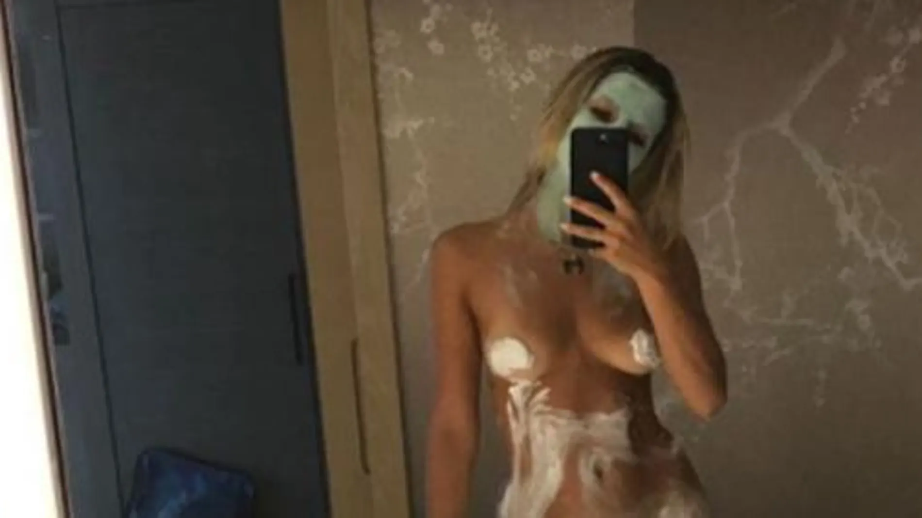 El sexy posado de Sarah Kohan