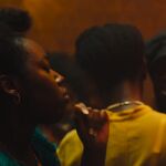 En "Lovers Rock" el éxtasis comunitario por la música y el baile se concentran en el interior de una casa londinense