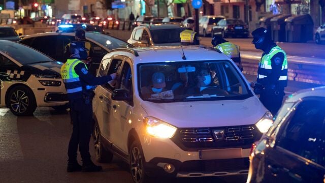 La policía detectó multitud de coches aparcados en la puerta de la casa de campo