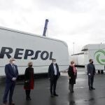 El consejero delegado de Repsol Josu Jon Imaz, (3i) el alcalde de Zierbena, Iñigo Ortuzar, (i) la consejera de Desarrollo Económico, Arantxa Tapia (c) el presidente de Siemens Gamesa, Miguel Ángel López (3d) el presidente del Grupo Ibereólica Gregorio Álvarez (2d9 entre otro en el acto este viernes en el puerto de Bilbao, de la entrega de componentes de aerogeneradores a su primer parque eólico conjunto en Chile